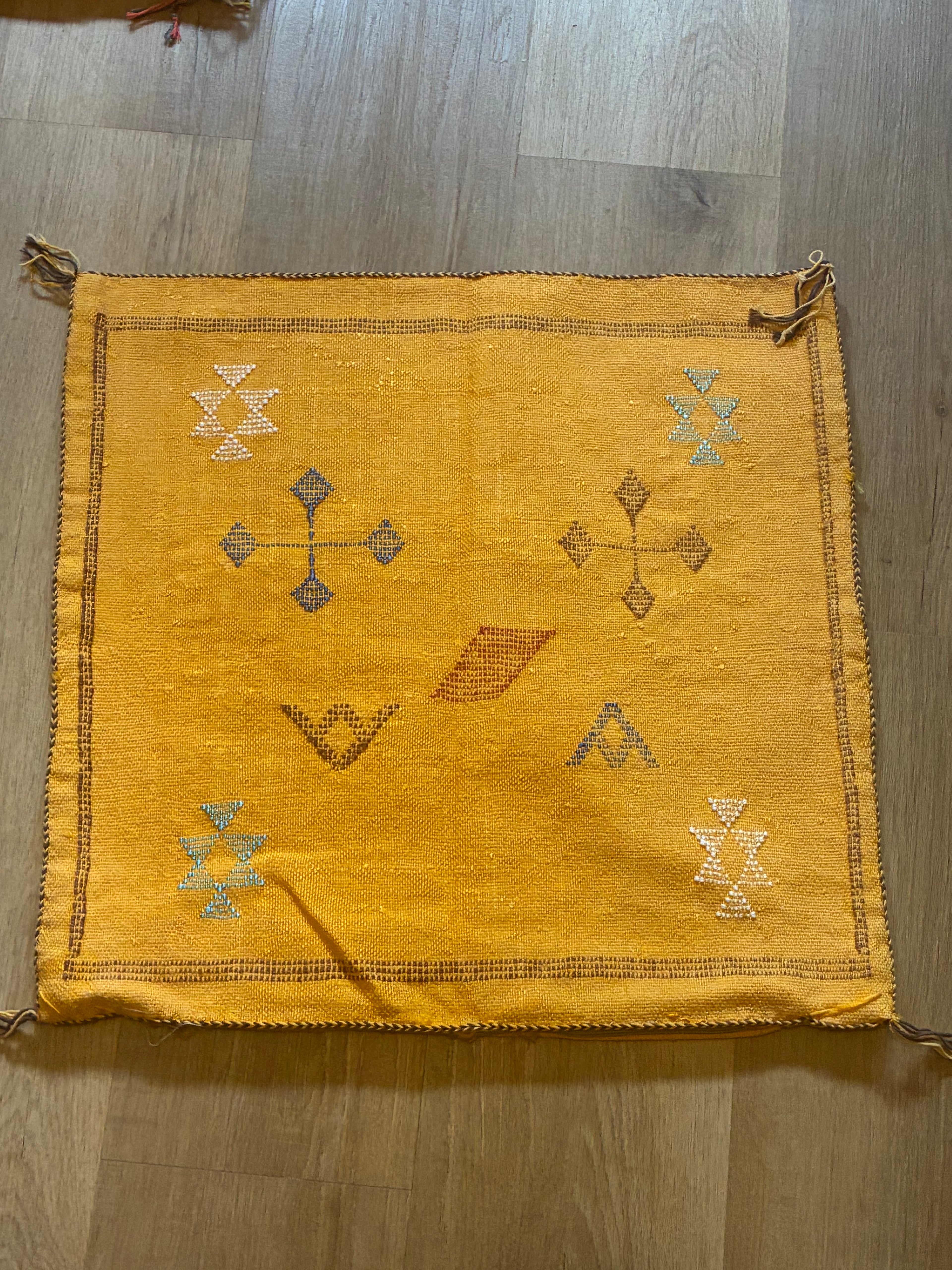 Housse de Coussin en soie de cactus Le Safran des Symboles