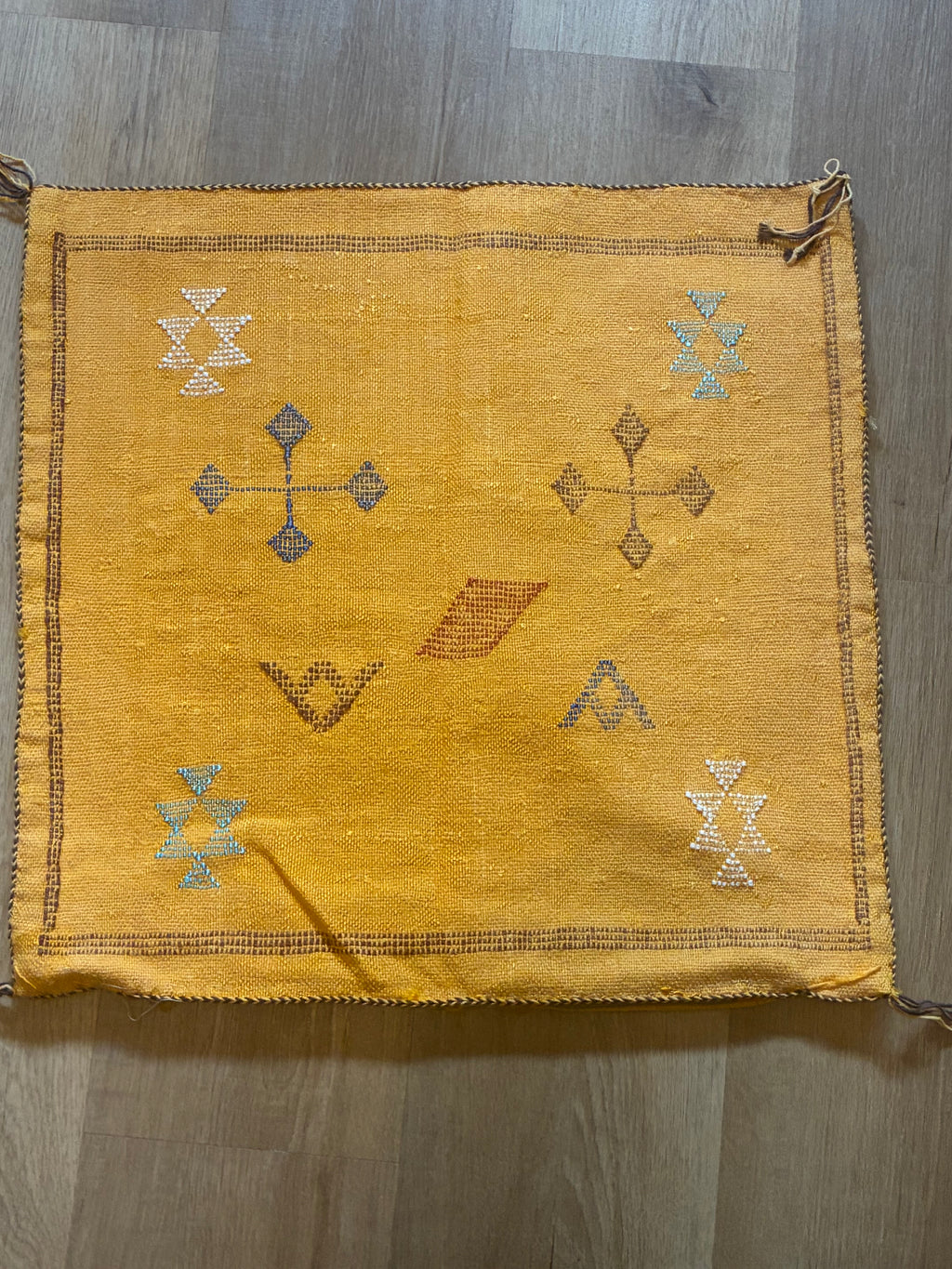 Housse de Coussin en soie de cactus Le Safran des Symboles