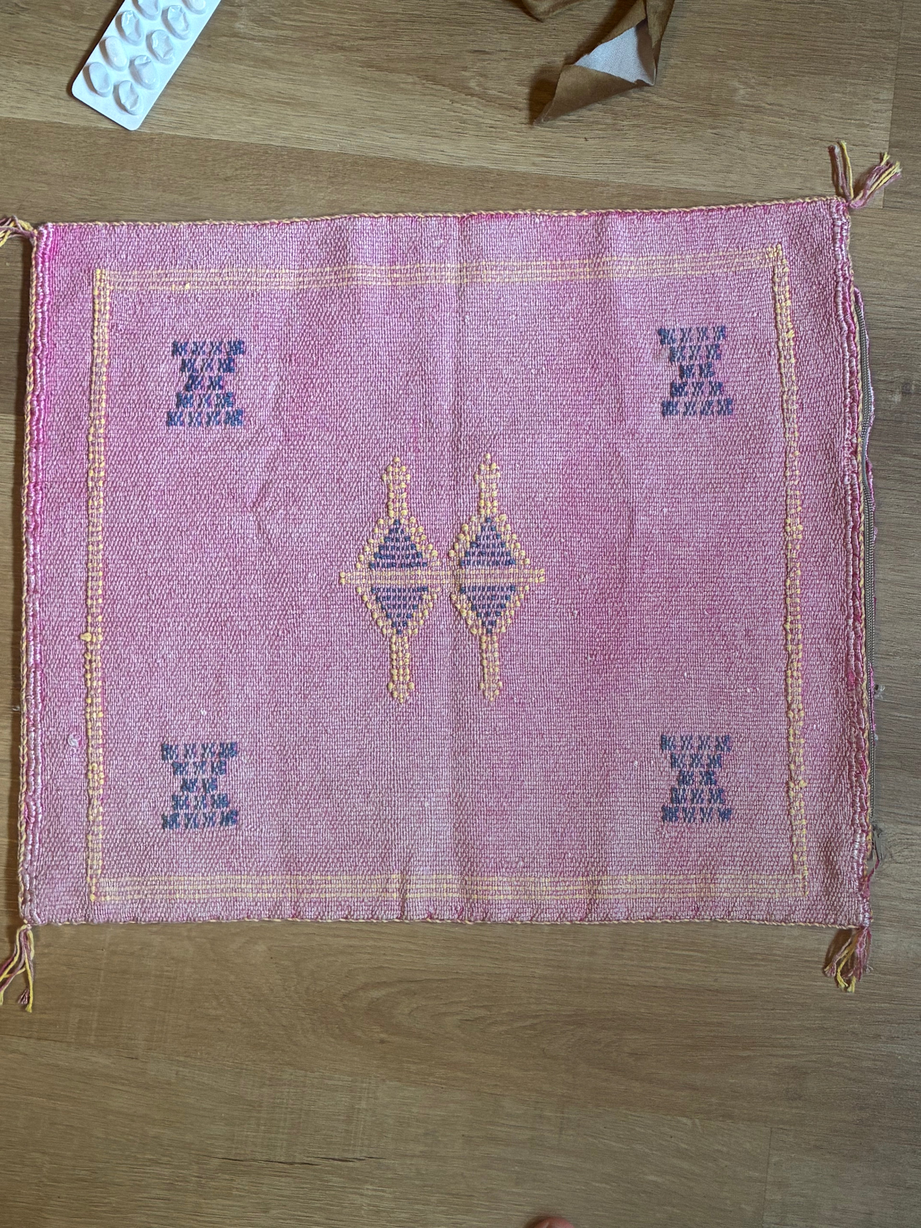 Housse de coussin en soie de cactus Le Rose des Amazighs